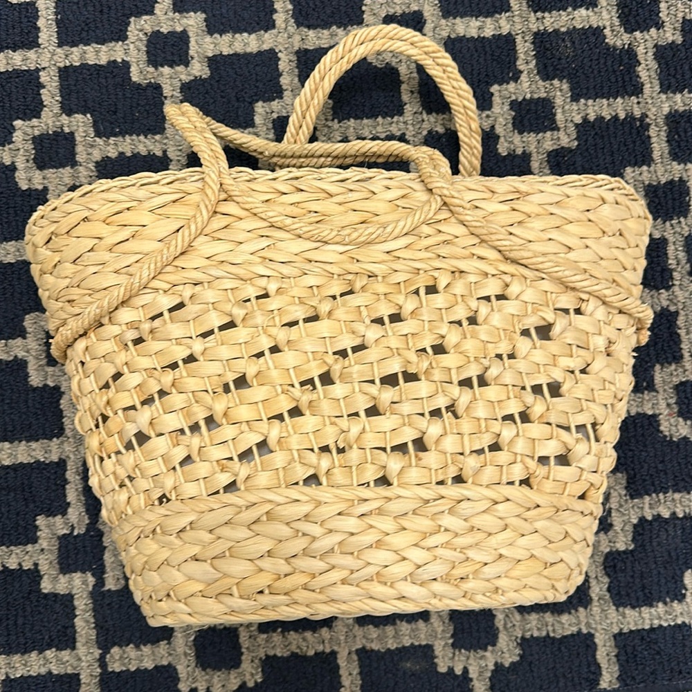 Straw summer bag with inside zippered pouch and closure snap
Brand new